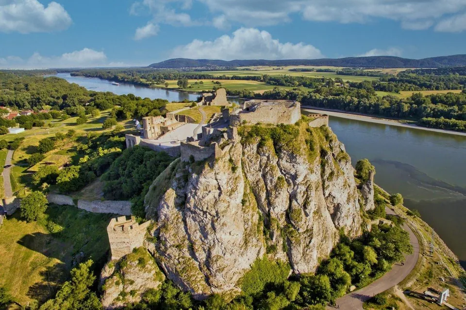 Ruinas del castillo de Devín sobre la confluencia del Danubio y el Morava cerca de Bratislava