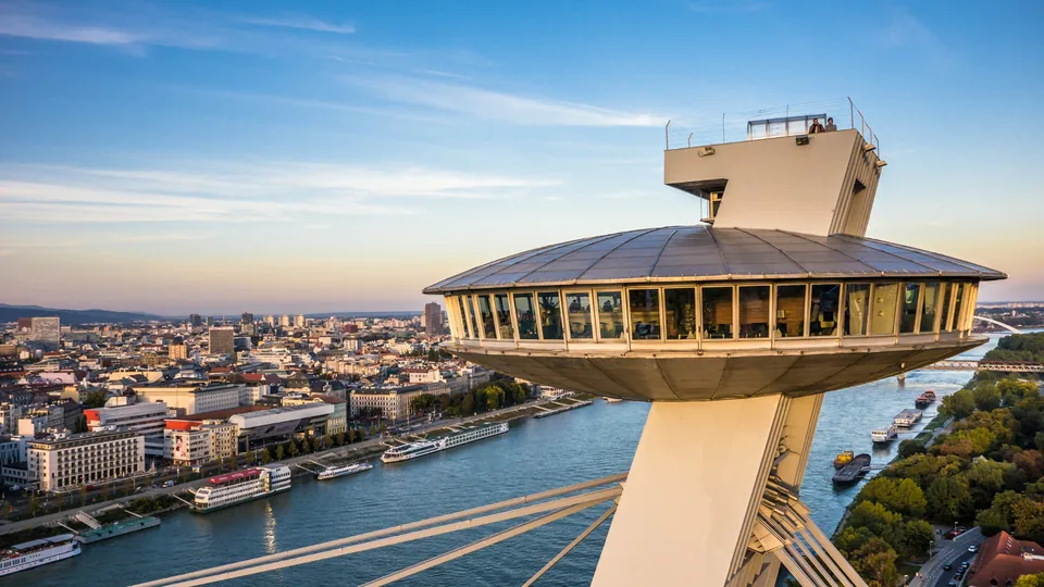 Mirador UFO en el puente SNP de Bratislava sobre el Danubio de noche
