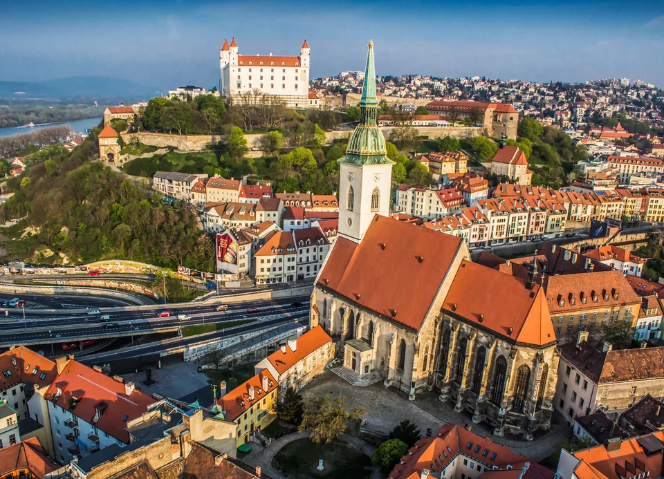 Vista aérea del casco antiguo de Bratislava con la catedral de San Martín y el castillo