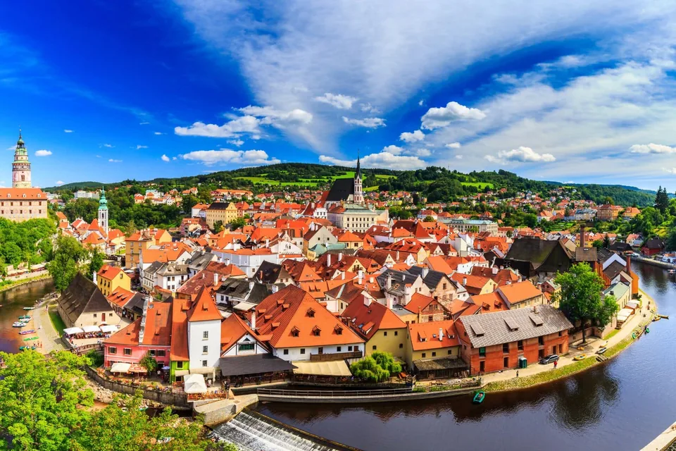 Panorama historického centra Českého Krumlova s meandrem Vltavy